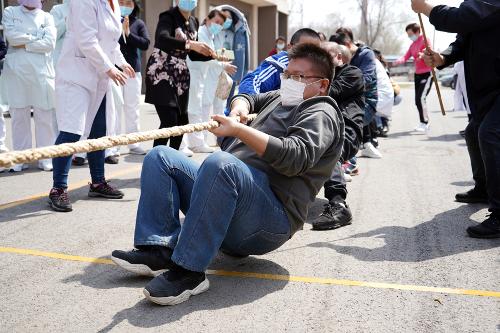燕舞莺飞四月天，拔河比赛聚人心