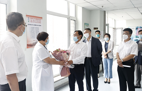 有鲜花有祝福，这个医师节“六院人”被暖到了