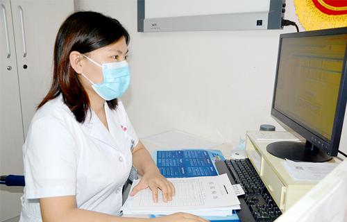 白衣执甲·赓续光荣 | 走进患者心里，点燃希望明灯