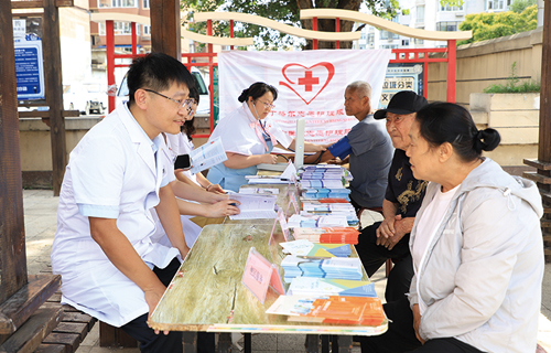 黄瓜视频
开展“传承红医精神 服务社区居民”健康义诊宣传活动